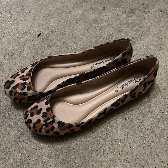 Breckelle's Women's Pointed Toe Slip On Ballet Flats - Picture 5 of 6